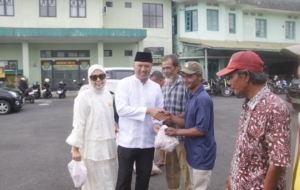 Kodim 0612 Tasikmalaya Bagikan Daging Kurban kepada Warga