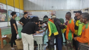 SMAN 1 Tasikmalaya Salurkan Daging Kurban kepada Ratusan Petugas Kebersihan