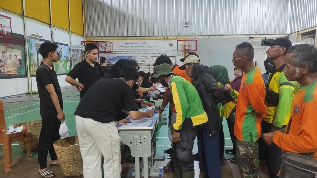 SMAN 1 Tasikmalaya Salurkan Daging Kurban kepada Ratusan Petugas Kebersihan