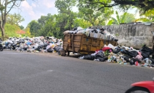 Sampah Menumpuk di Sejumlah Titik Kota Tasikmalaya