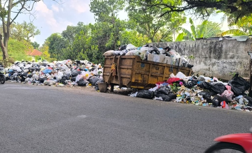 Sampah Menumpuk di Sejumlah Titik Kota Tasikmalaya