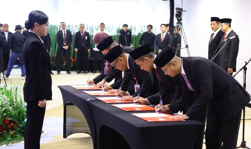 OJK Lantik Sejumlah Pejabat Strategis, Perkuat Organisasi dan Integritas