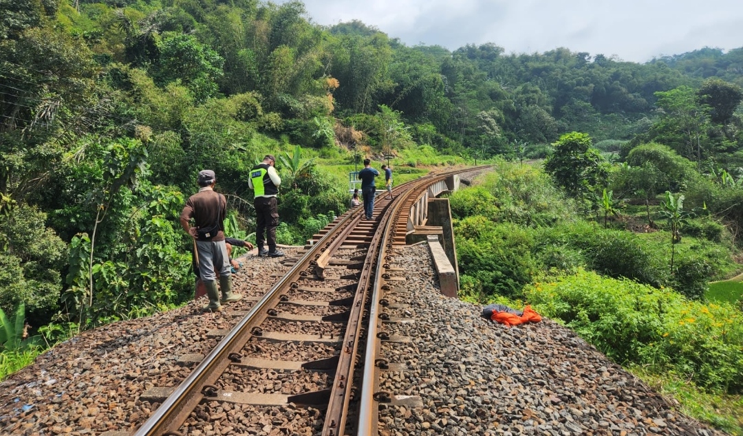 Pria Berjubah Putih Ditemukan Tergantung di Bawah Jembatan Rel Kereta Api