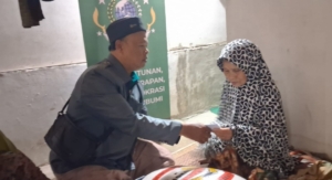 Menghabiskan Masa Tua dalam Gelap, Mak Engkon Terima Uluran Kasih