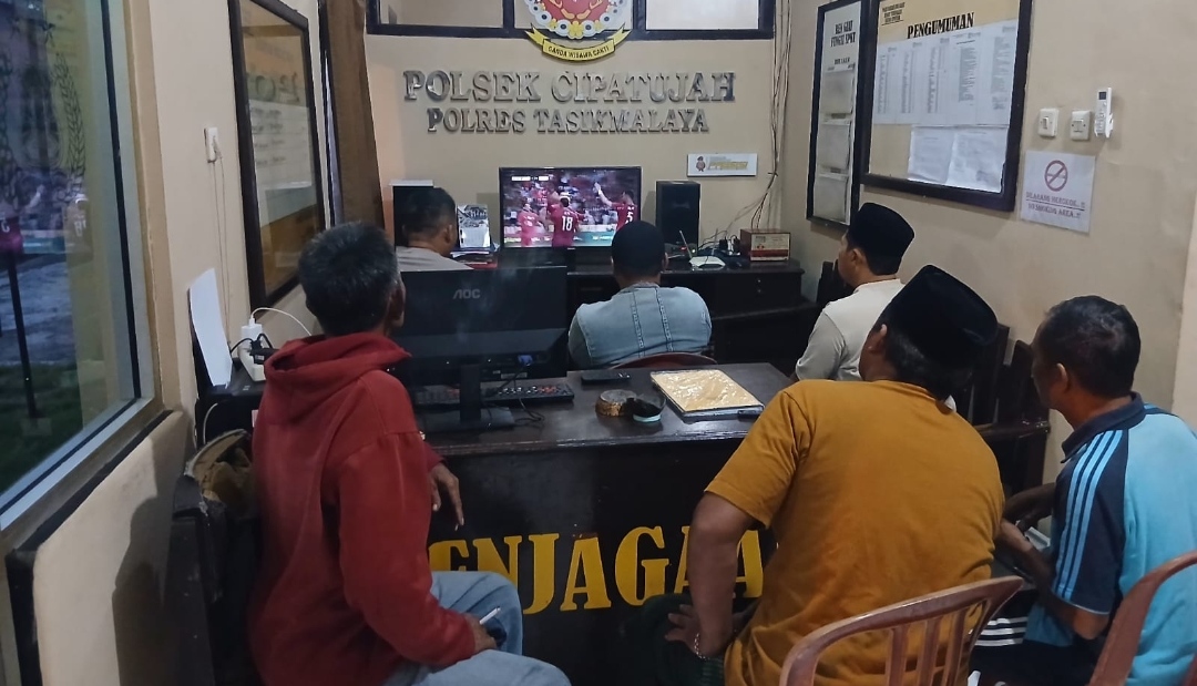 Nobar Piala Dunia Cara Polsek Cipatujah Hadirkan Kedekatan Dengan Warga