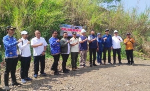 ESDM Pasang Spanduk Larangan Aktivitas Tambang di Gunung Peti