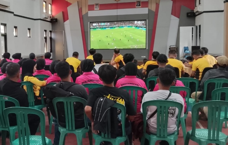 Polres Tasikmalaya Bangun Sinergi dengan Masyarakat Melalui Nobar Piala Dunia 2026