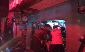 Kebakaran Hebat Hanguskan Rumah Dua Lantai di Salawu