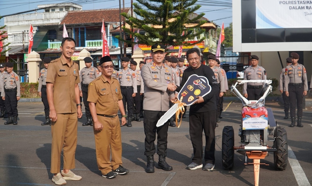 Jelang Hari Bhayangkara, Polres Tasikmalaya Bantu Petani Binaan