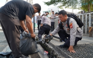 Polres Tasikmalaya Bersihkan Alun-Alun Singaparna Melalui Gerakan Indonesia Asri