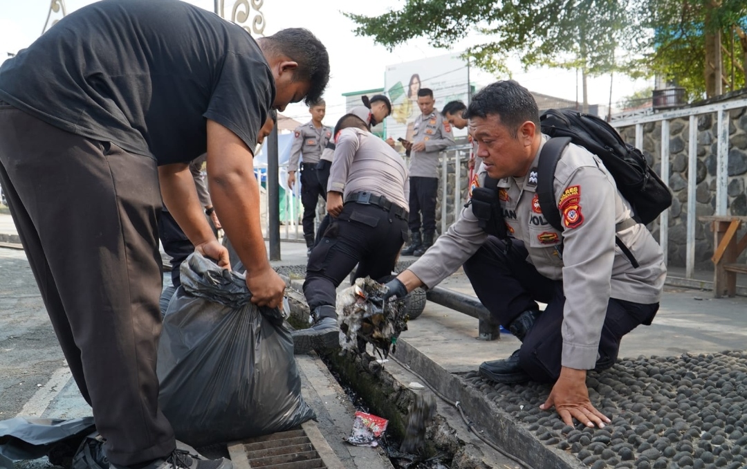 Polres Tasikmalaya Bersihkan Alun-Alun Singaparna Melalui Gerakan Indonesia Asri