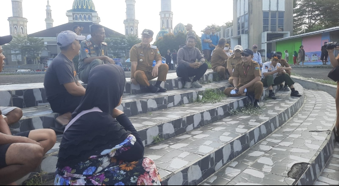 Bupati Tasikmalaya Temui PKL, Persiapan Penataan Kawasan Masjid Agung Singaparna