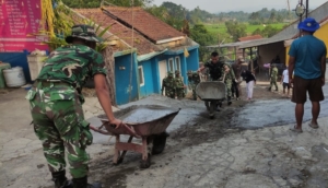 TNI Bersama Warga Perbaiki Jalan Rusak dan Fasilitas Umum di Tasikmalaya