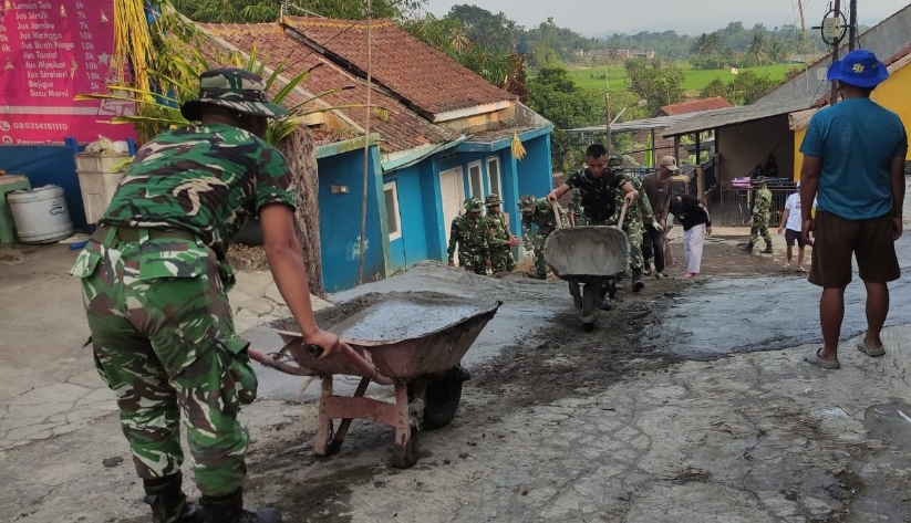 TNI Bersama Warga Perbaiki Jalan Rusak dan Fasilitas Umum di Tasikmalaya