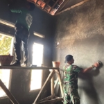 Gotong Royong TNI dan Warga Wujudkan Rumah Layak Huni di Parungponteng