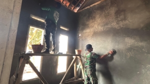 Gotong Royong TNI dan Warga Wujudkan Rumah Layak Huni di Parungponteng