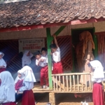 Miris, 25 Siswa SD di Taraju Belajar di Rumah Panggung Lapuk dan Bocor