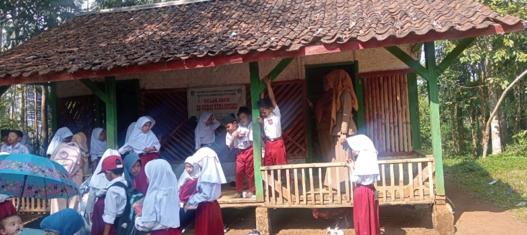 Miris, 25 Siswa SD di Taraju Belajar di Rumah Panggung Lapuk dan Bocor