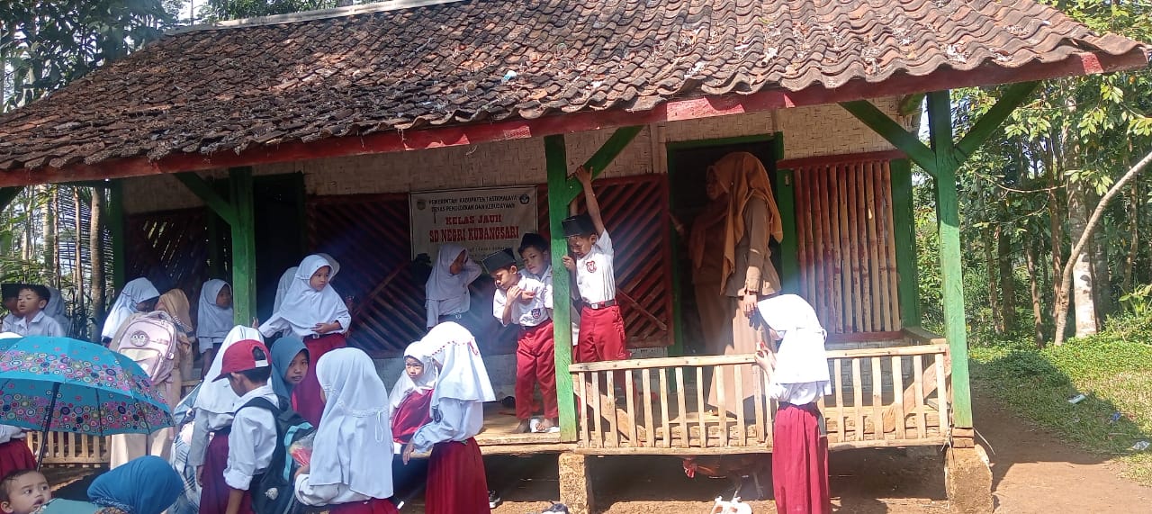 Miris, 25 Siswa SD di Taraju Belajar di Rumah Panggung Lapuk dan Bocor