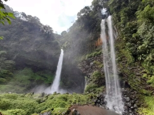 Curug Ciparay Tasikmalaya Kian Viral, Air Terjun Kembar Sedot Wisatawan dari Jakarta hingga Yogyakarta