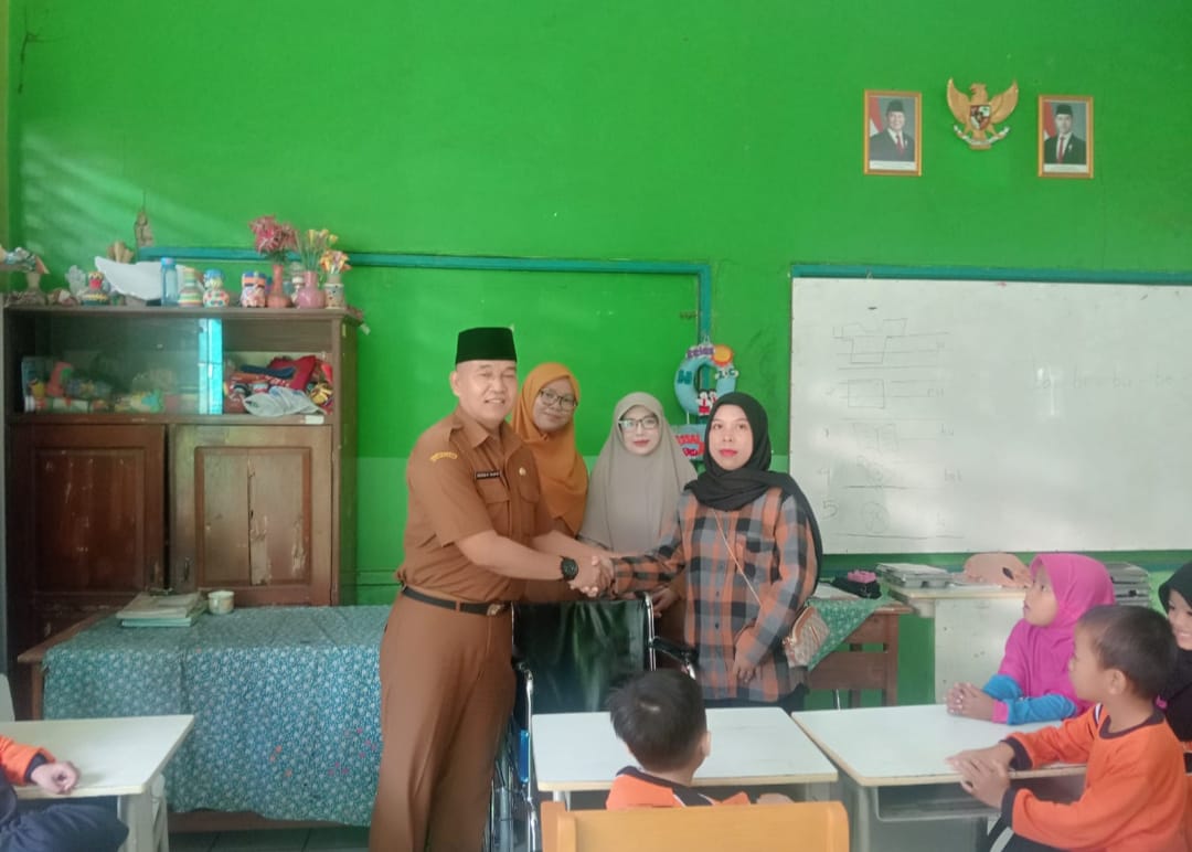 Disdik Kota Tasikmalaya Salurkan Kursi Roda untuk Siswa SDN Sindanggalih