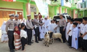 Dukung Swasembada Pangan, Satlantas Polres Tasikmalaya Salurkan Bantuan Ternak