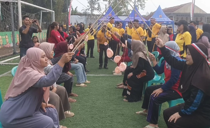 Polres Tasikmalaya dan Warga Berbaur dalam Lomba Tradisional