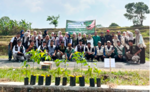 Mahasiswa KKN UNITAS Tanam Pohon Alpukat di Desa Dawagung