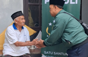 Program Save Jompo Yayasan Padi Kembali Hadir, Bah Yusup Terima Bantuan Beras dan Santunan Tunai