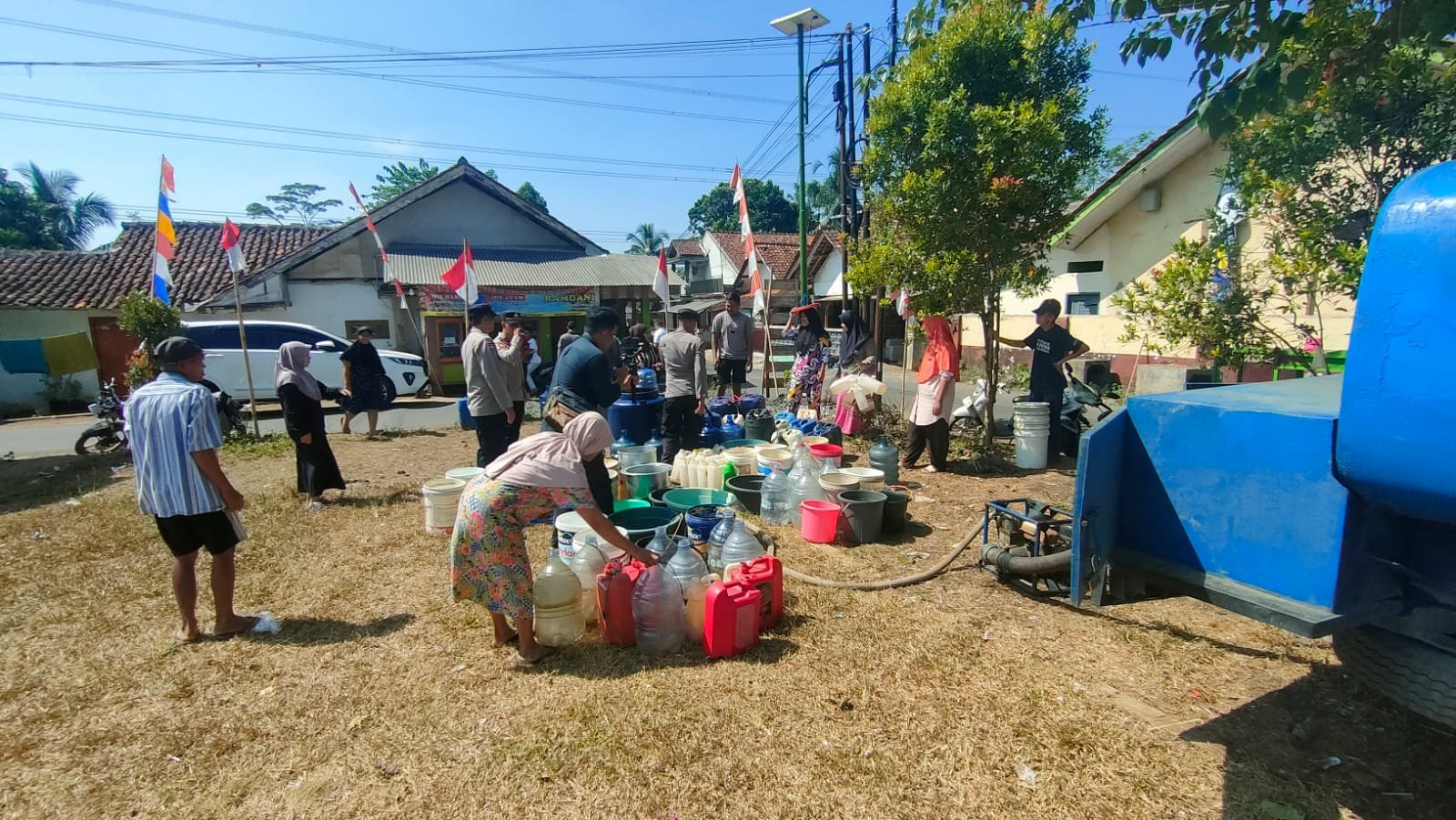 Krisis Air Bersih Melanda Tanjungjaya, Polisi Salurkan Bantuan Ribuan Liter Air