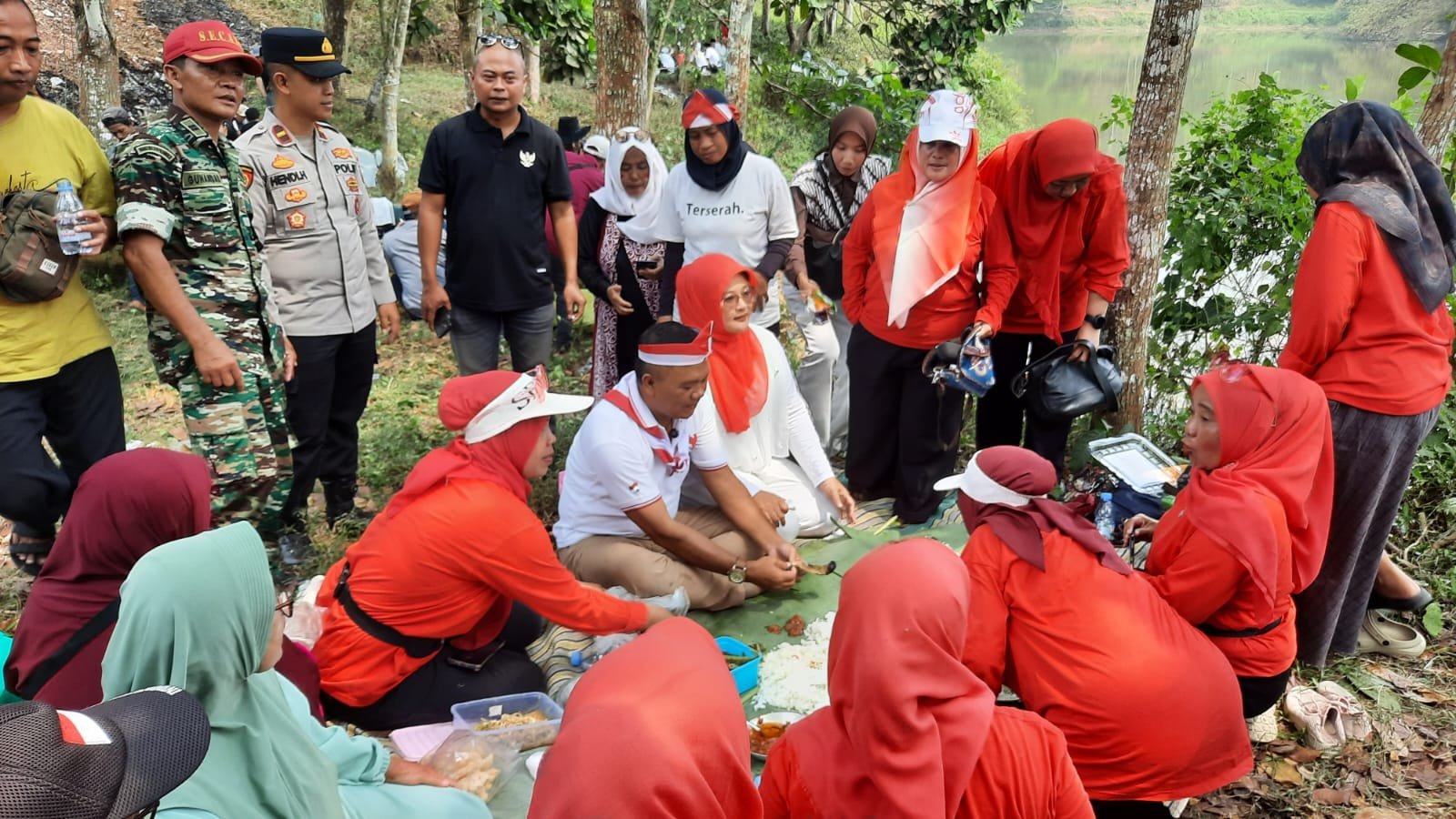 HUT RI ke-81, Warga Tanjungjaya Angkat Potensi Wisata Situ Sanghiyang Lewat Lomba Ngaliwet