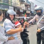 Gaungkan Semangat Nasionalisme, Satlantas Polres Tasikmalaya Bagikan Bendera Merah Putih