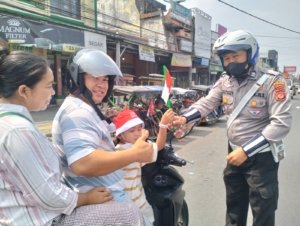 Gaungkan Semangat Nasionalisme, Satlantas Polres Tasikmalaya Bagikan Bendera Merah Putih