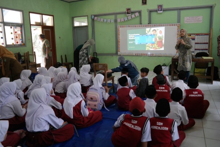 CAGEUR-AI, Tim Dosen Pulang Kampung IPB University Gelar Kursus Dokter Kecil dan Pelatihan AI untuk Guru SD di Salawu