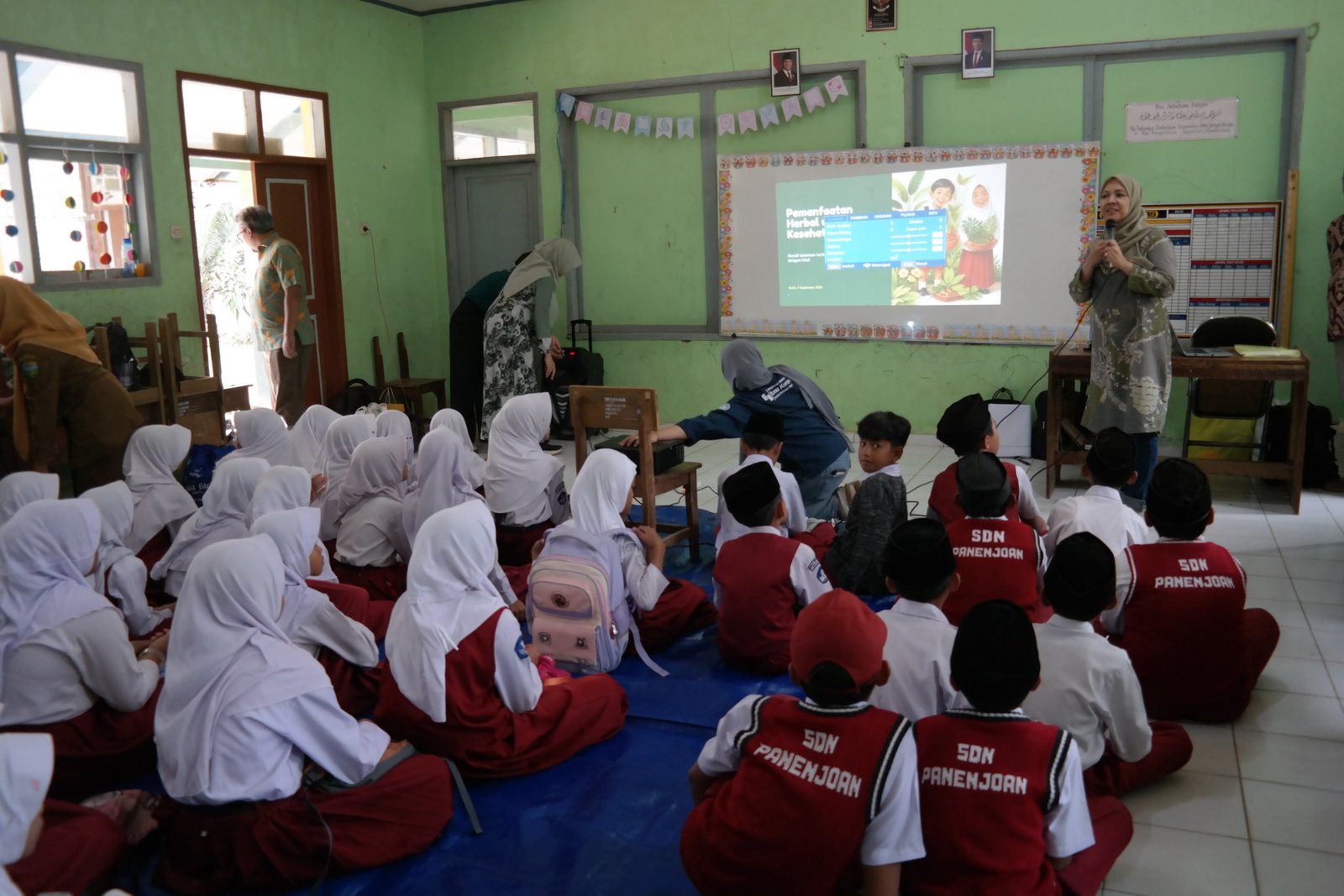 CAGEUR-AI, Tim Dosen Pulang Kampung IPB University Gelar Kursus Dokter Kecil dan Pelatihan AI untuk Guru SD di Salawu