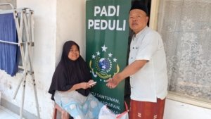 Mak Kokom Terima Bantuan Program Save Jompo Yayasan Padi