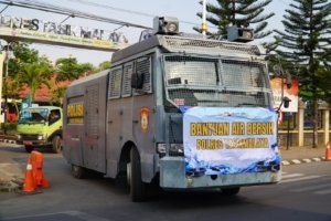 Polres Tasikmalaya Distribusikan Air Bersih dengan Water Cannon untuk Warga Terdampak Kekeringan