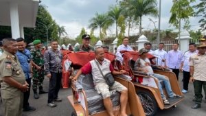220 Pengayuh Becak di Kabupaten Tasikmalaya Terima Bantuan Becak Listrik Presiden