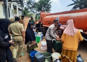 Forkopimcam dan BPBD Bantu Warga Bojonggambir Hadapi Kekeringan