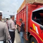 Satlantas Polres Tasikmalaya Tindak Pelanggaran, Sopir Truk Diberi Edukasi