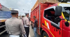 Satlantas Polres Tasikmalaya Tindak Pelanggaran, Sopir Truk Diberi Edukasi