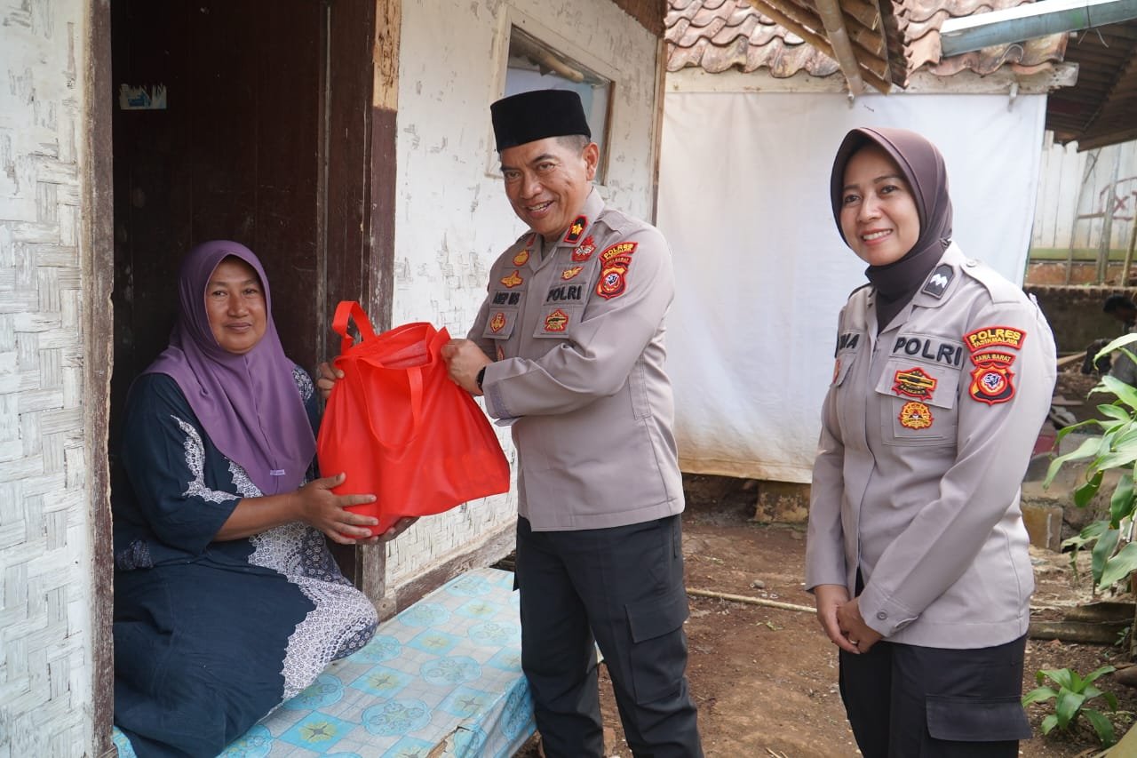Peringati HUT ke-75 Humas Polri, Polres Tasikmalaya Bagikan Sembako