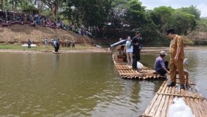Ngalokat Cai di Situ Sanghiyang, Bupati Bersama Warga Tanam Pohon dan Tebar Ribuan Benih Ikan