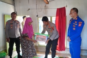 Polres Tasikmalaya Salurkan Bantuan untuk Keluarga Nelayan Korban Kecelakaan Laut Cipatujah