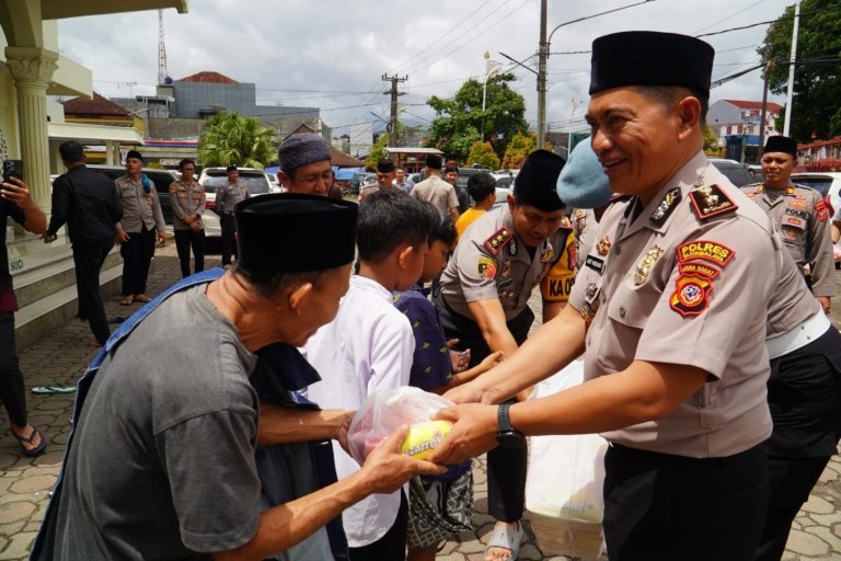 Polres Tasikmalaya Tebar Kepedulian Sosial Melalui Program Jumat Berkah