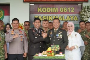 Polres Tasikmalaya Antar Tumpeng ke Markas TNI, Perkuat Soliditas pada HUT Ke-81 TNI